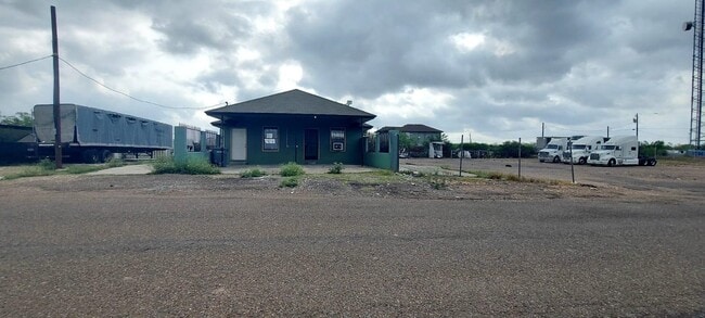 Building Photo - 207 Arco Iris Road
