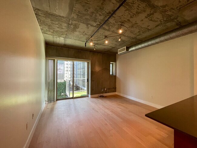 Foto del edificio - 645 W 9th St