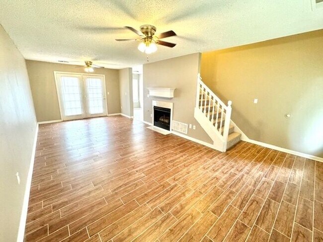 Building Photo - Spacious 3 Bedroom 2 Bath Home With Large ...