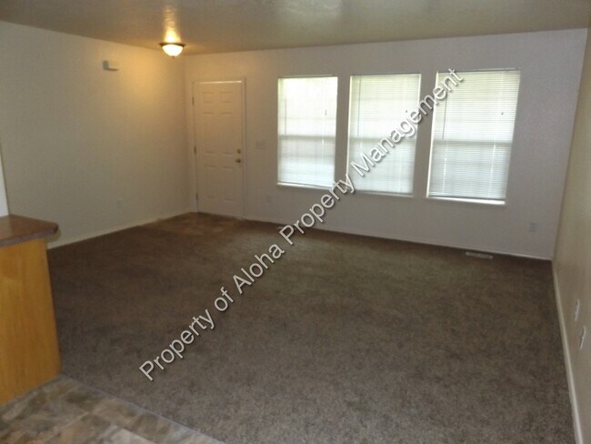 Building Photo - 1280 S Cloverdale Rd