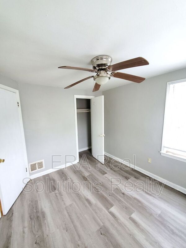Foto del edificio - 2815 Vanderberg Ave