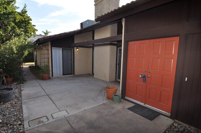 Building Photo - 3154 E Clarendon Ave