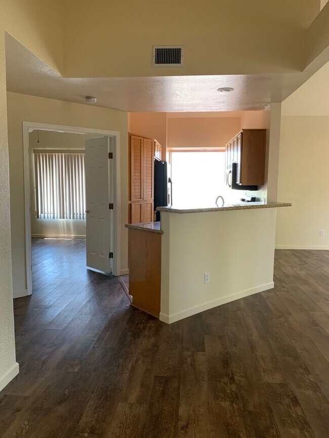 Building Photo - 2 Bed 2 Bath, Fabulous guard gated La Paloma!