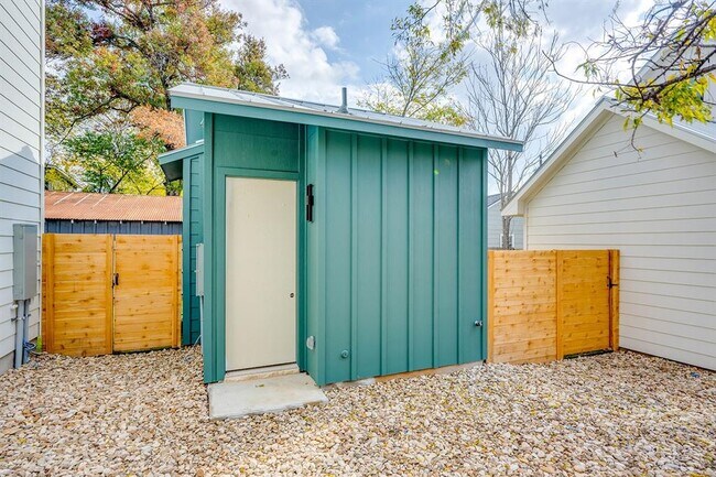 Building Photo - 1004 Ellingson Ln