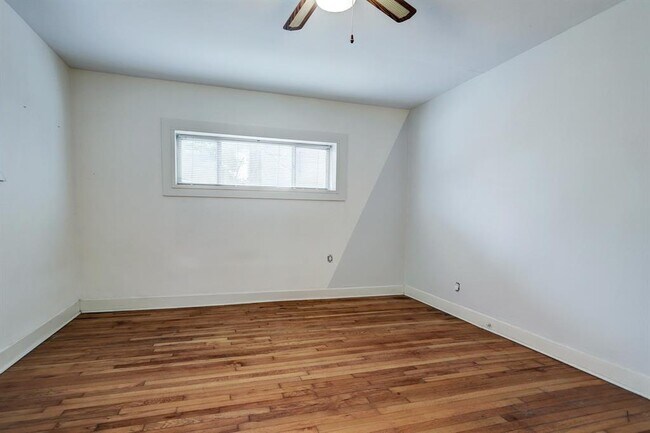 Building Photo - 1720 Albans Rd