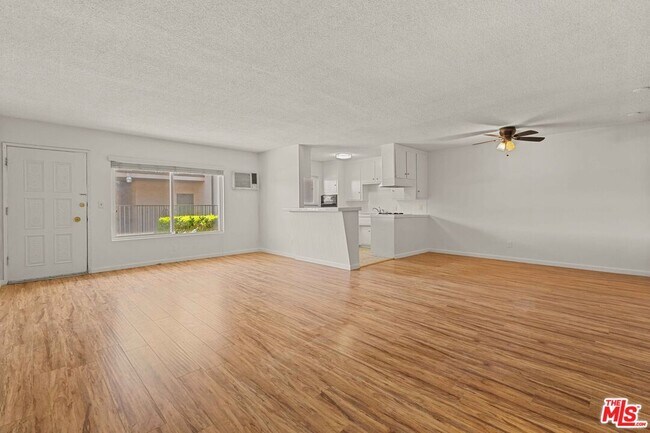 Foto del edificio - 15540 Moorpark St