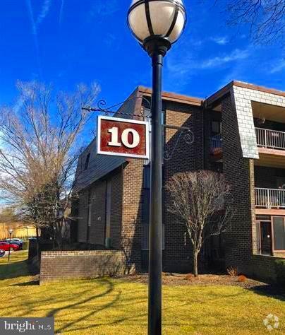 Building Photo - 10 Stonehenge Cir