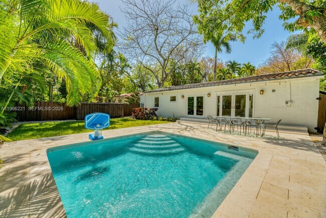 Foto del edificio - 4071 Barbarossa Ave