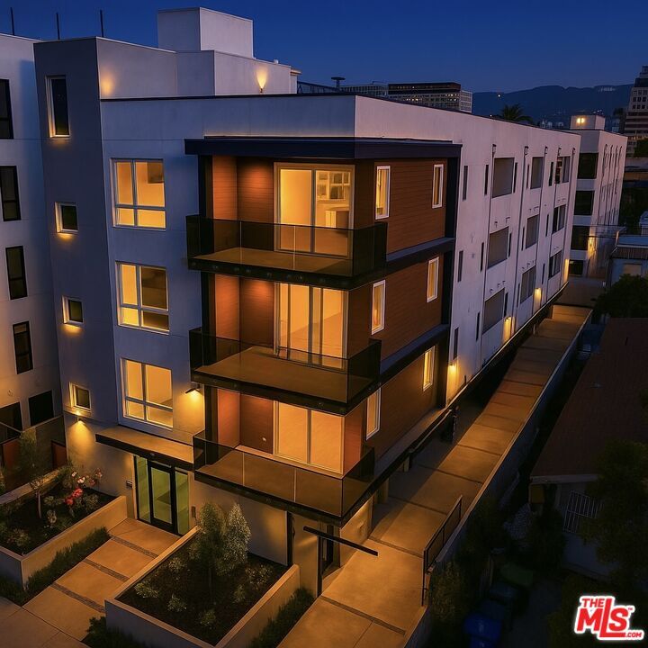 Primary Photo - 5813 Lexington Ave