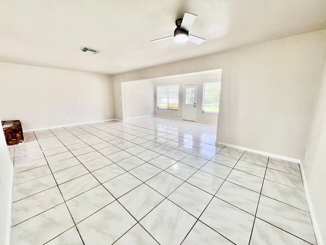 Foto del edificio - Live Comfortably in SE Cape Coral – Bright, Remodeled Home for Rent