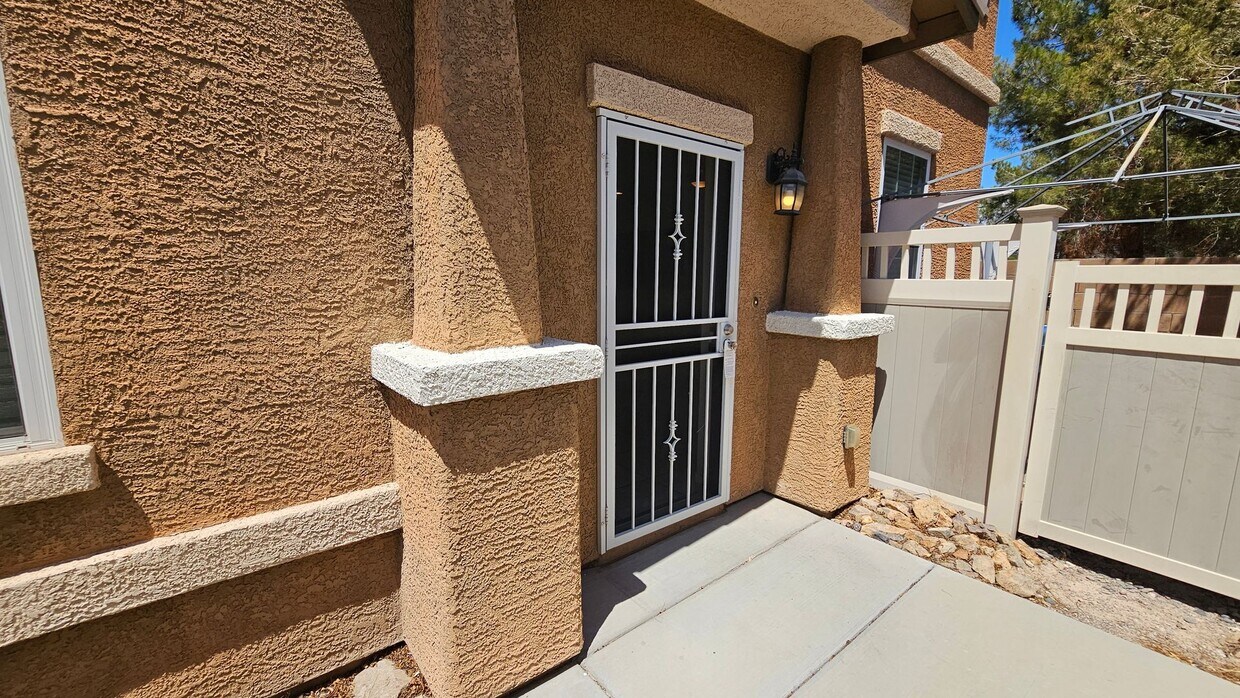 Primary Photo - Spacious 3 bedroom Town home in Henderson!!!