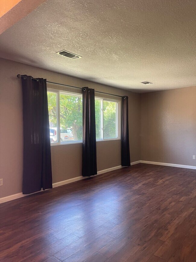 Foto del edificio - LARGE 4 BEDROOM 2 BATHROOM HOME IN THE PEPPERTREE SUBDIVISION