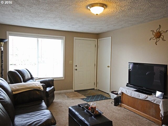Sala de estar - 16442-16570 SE Moon Ave