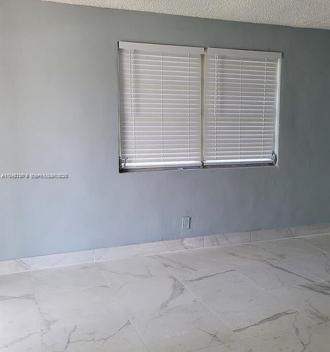 Building Photo - 935 W 5th St