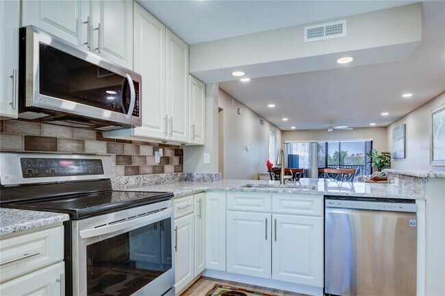 Building Photo - 6281 Bahia Del Mar Blvd S