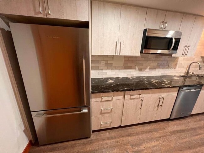 Building Photo - Lake city