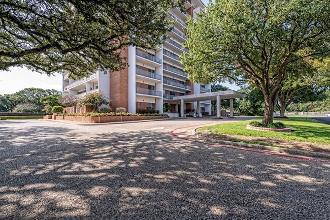 Building Photo - 4924 Cobbs Dr