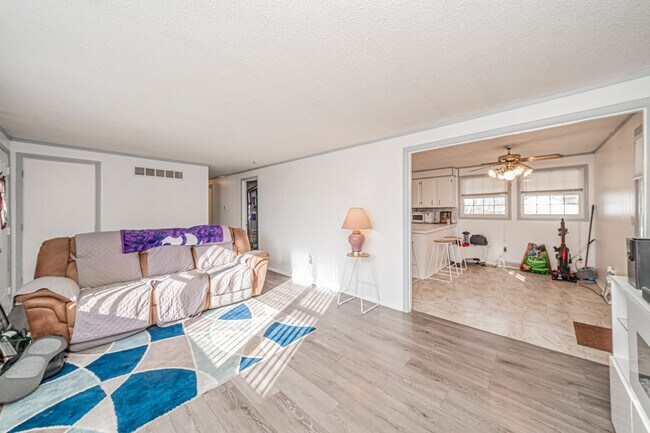 Foto del edificio - Please View the 3D Virtual Walk Through Before Scheduling A Showing
