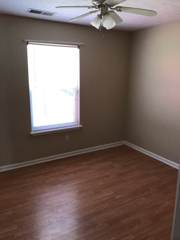 Building Photo - 205 Fox Run Rd