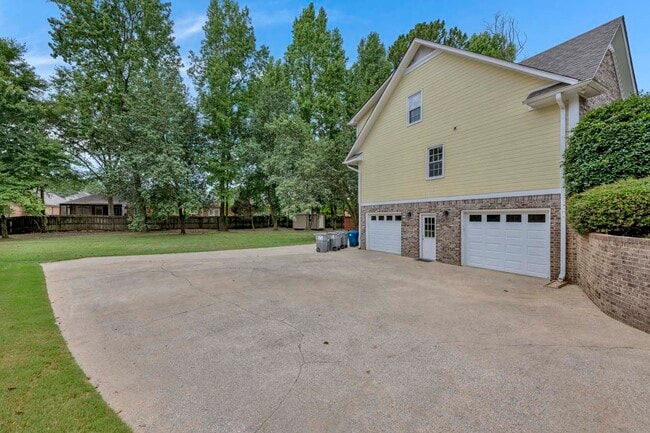 Building Photo - 512 Roundabout Dr