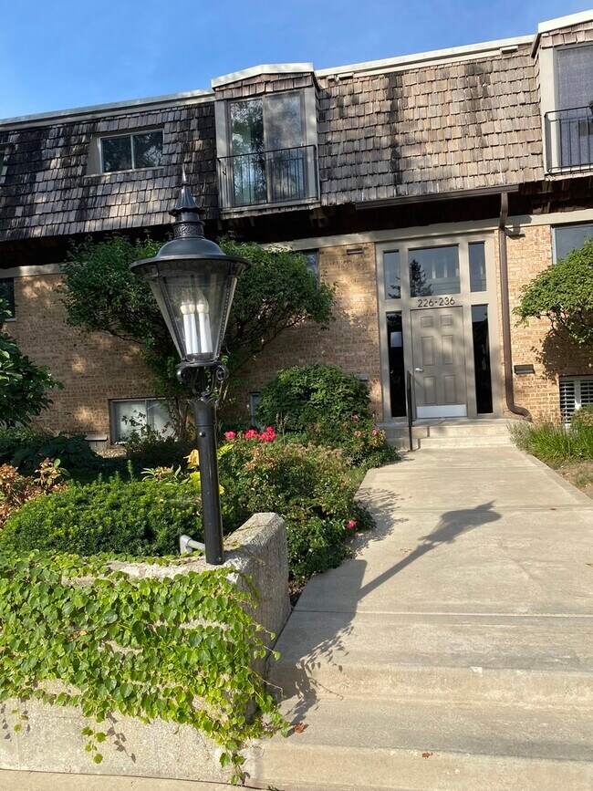 Foto del edificio - 230 Kenston Ct