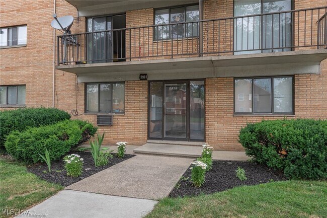 Foto del edificio - 17901 Lakeshore Blvd