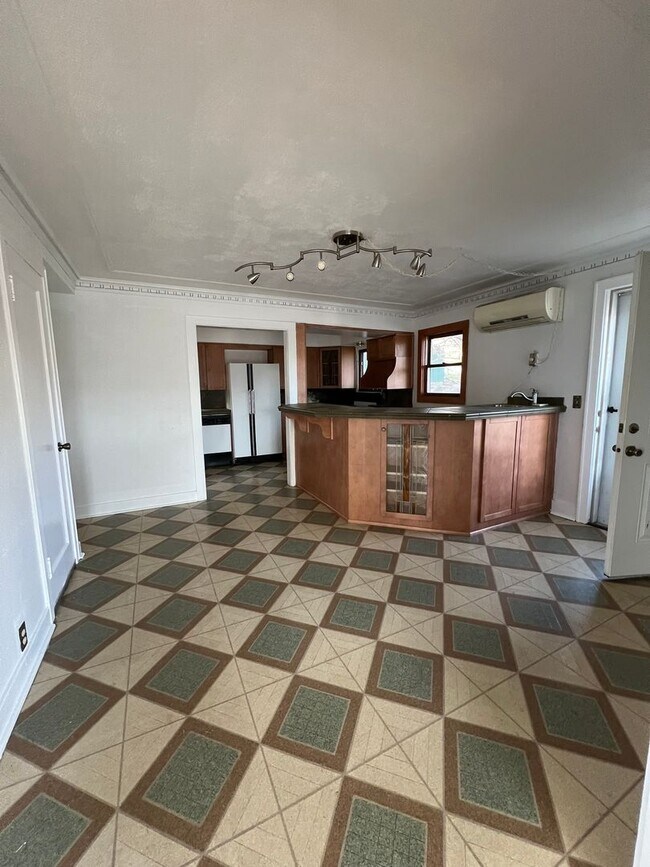Building Photo - 3 Bedroom, 2 Bathroom Home - Near Downtown