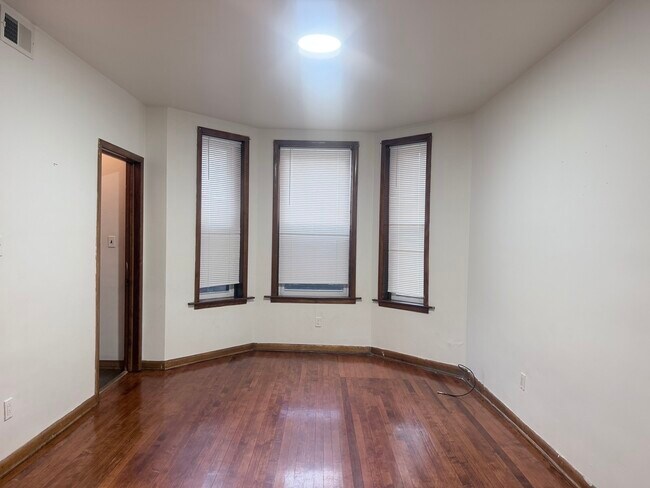 Building Photo - 1633 W 38th St