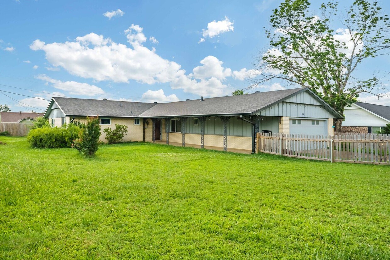 Foto principal - Charming 4-Bedroom Home with Spacious Yard...