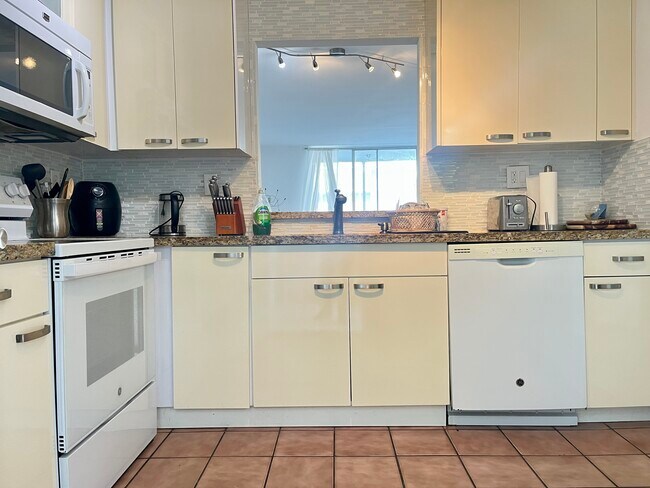 Foto del edificio - 3551 NE 169th St