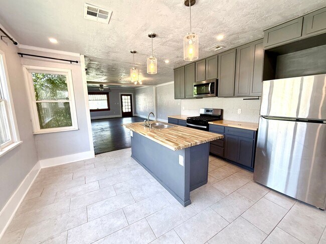 Foto del edificio - Beautiful 3BD 2BA Craftsman Home Located in Historic Mesta Park!!!