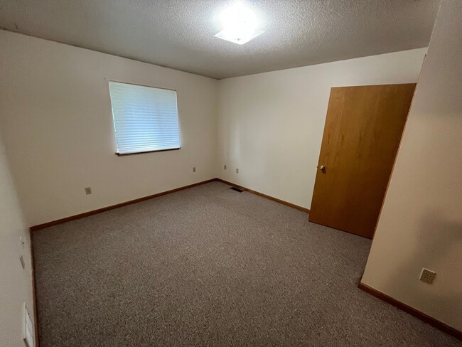 Building Photo - 2716 Harvey Dr