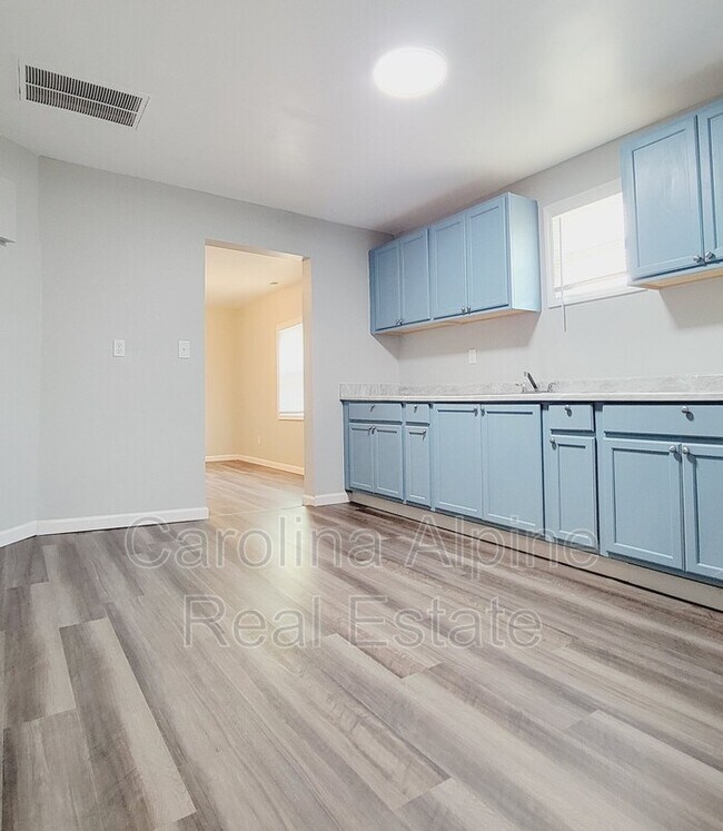 Building Photo - 1145 Rosehill Dr
