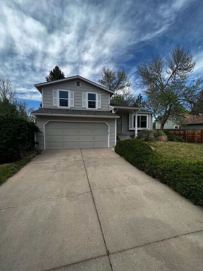 Foto del edificio - 3 bed, 1 bath Tri-level Home in Foxstone N...