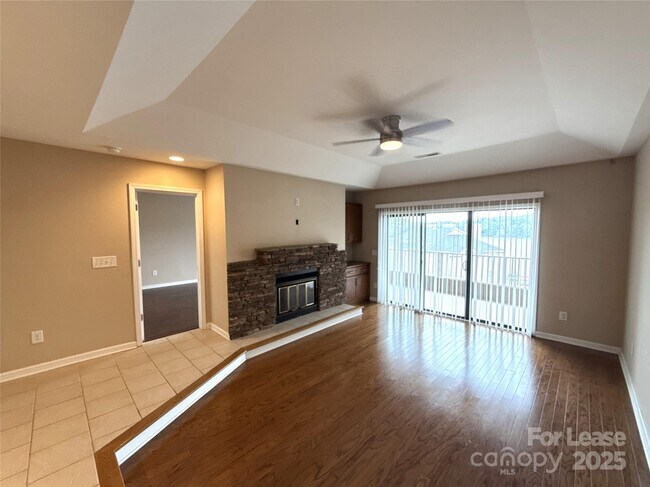 Foto del edificio - 9801 Emerald Point Dr