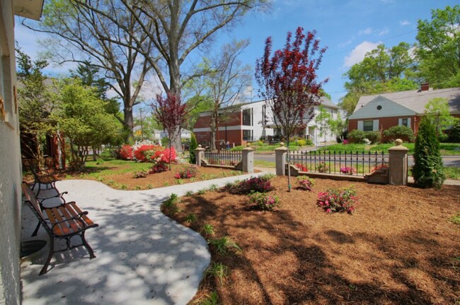Building Photo - 2 Bedroom Apartment Located 1 Block From Duke's East Campus!