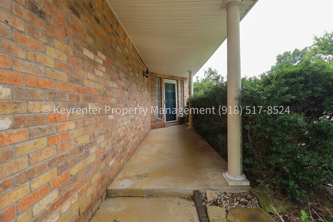Foto del edificio - 3 Bed | 2.5 Bath in Jenks!