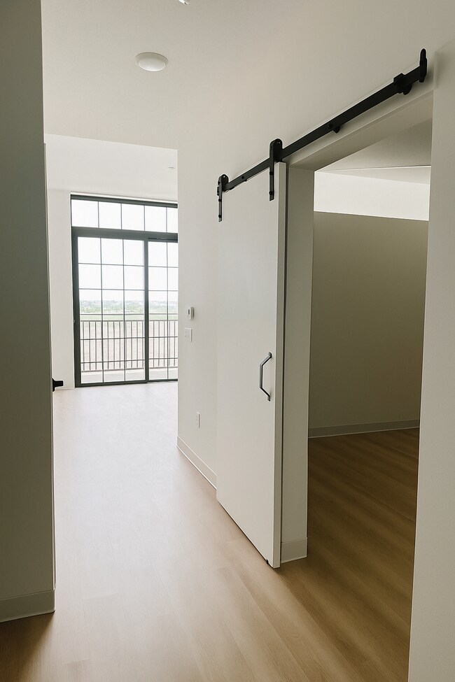 Foto del edificio - Brand New! Two Bed Corner Unit + Fireplace