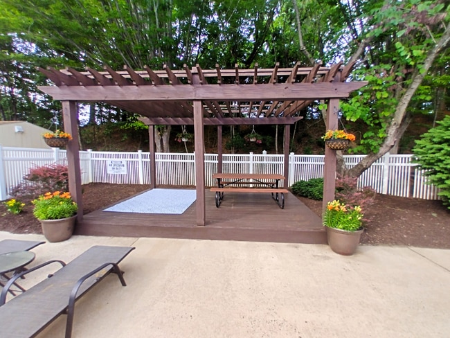 Building Photo - 600 Reusens Rd