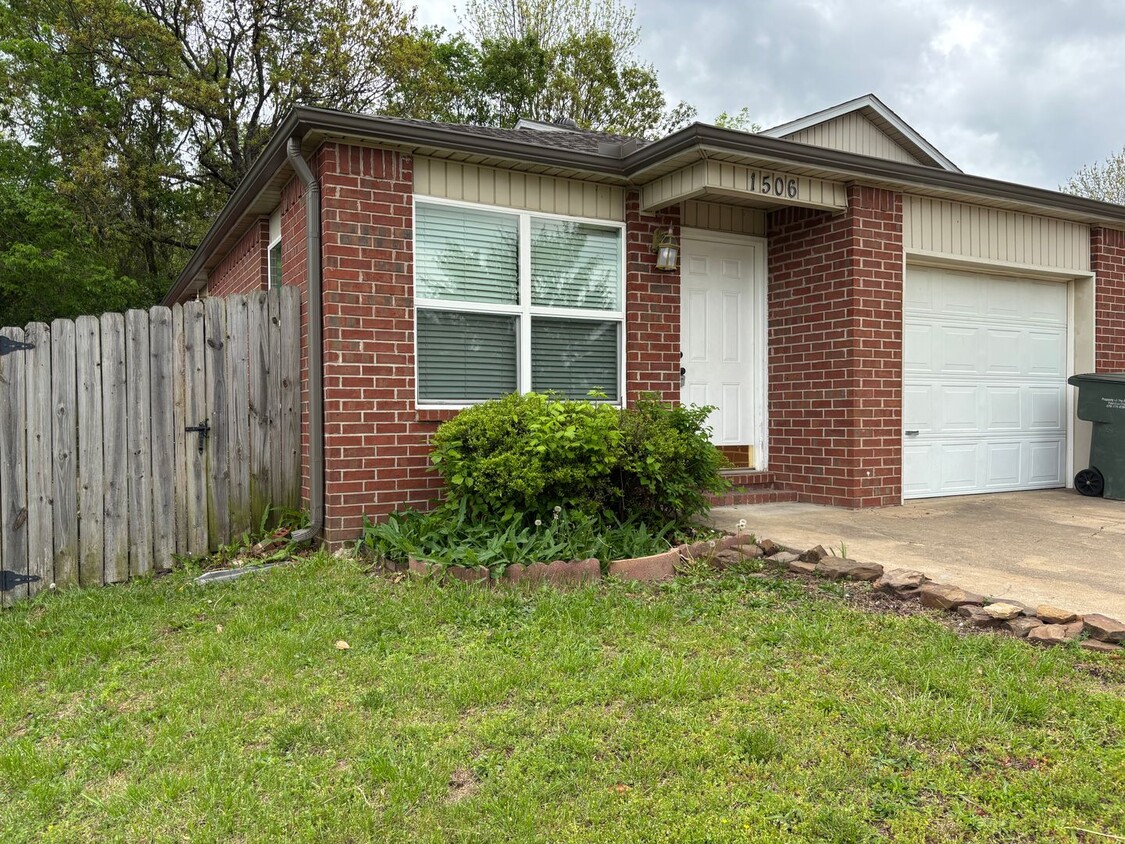 Primary Photo - 2 Bedroom and 2 Bath Duplex!