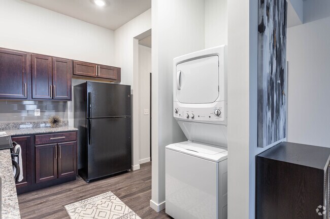 2HAB, 1BA: The Senator - 863 ft² - Metro Place Apartments