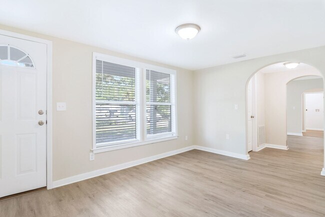 Foto del edificio - 2517 Greenleaf Dr