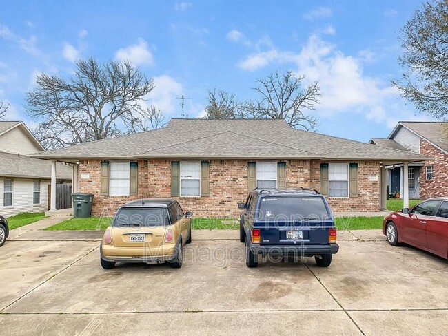 Foto del edificio - 2104 Hidden Hollow Cir