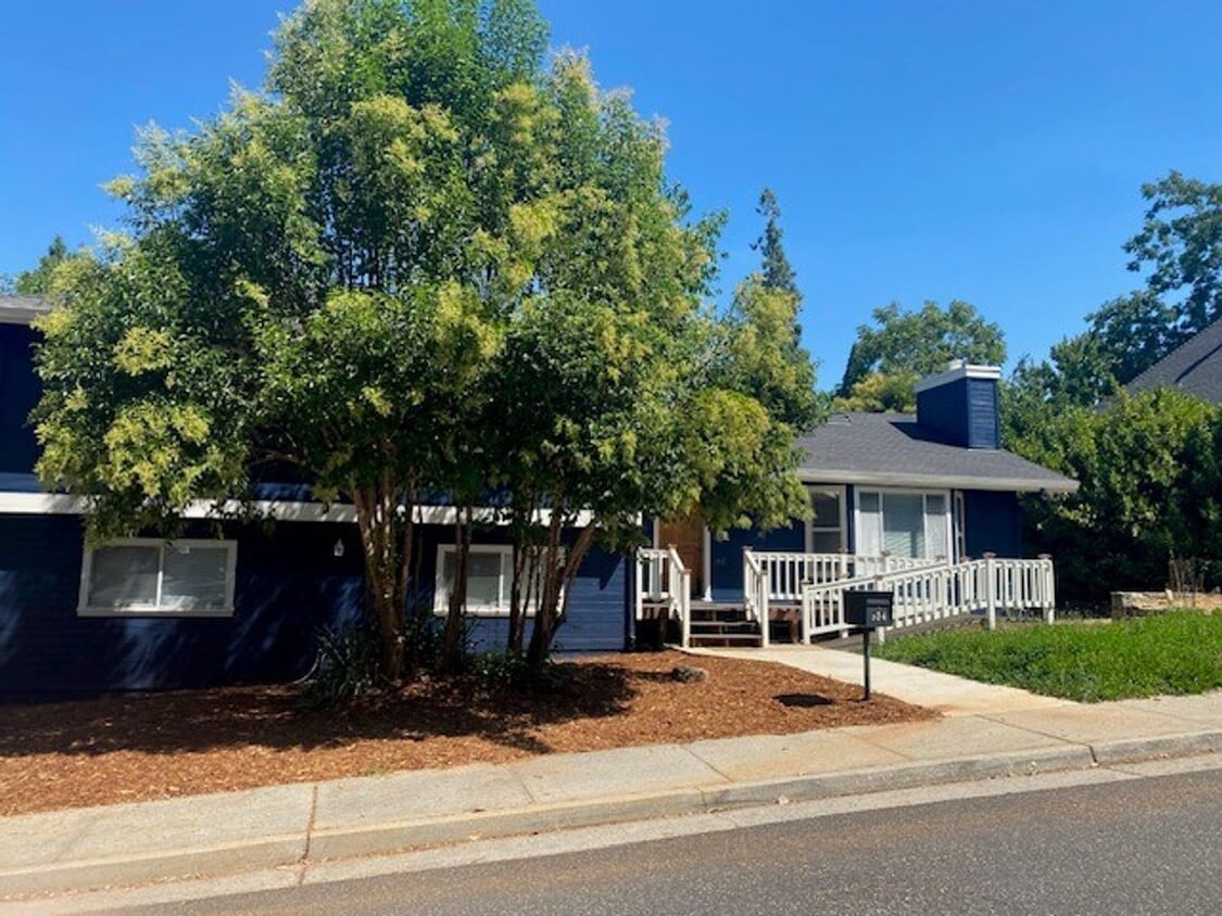 Primary Photo - Roomy 3 Bedroom 2 Bathroom Home Walk to Do...