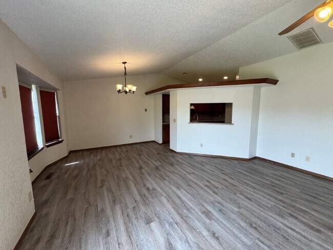 Foto del edificio - 8401 Woodhue Dr