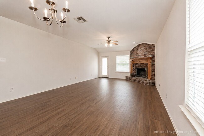 Building Photo - $1,950 3 Bed/2 Bath/2 Garage Ready for Move-in Home in Woodland Creek