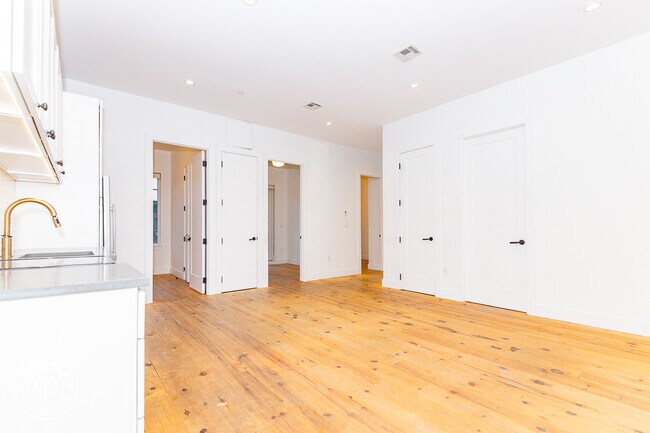 Building Photo - 271 Metropolitan Ave