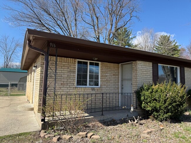 Building Photo - 916 N Avon Ave