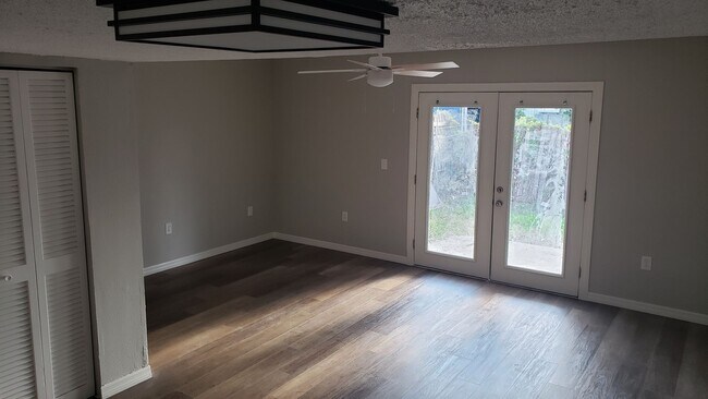 Building Photo - TOWNHOUSE 3 -1/2