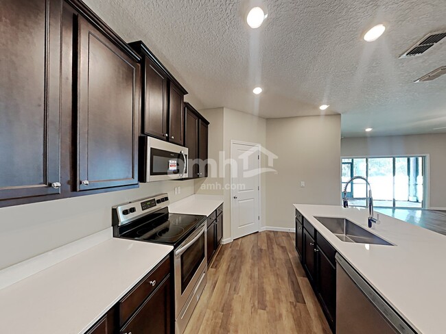 Building Photo - 244 Hemlock Pt